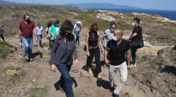 La consellera d'Acció Climàtica, Alimentació i Agenda Rural, Teresa Jordà, passejant amb el director del Parc Natural del Cap de Creus Ponç Feliu. ACN