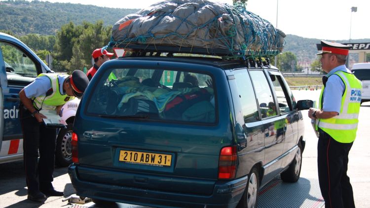 Mossos comprovant que un vehicle compta amb les mesures de seguretat per circuclar © ACN