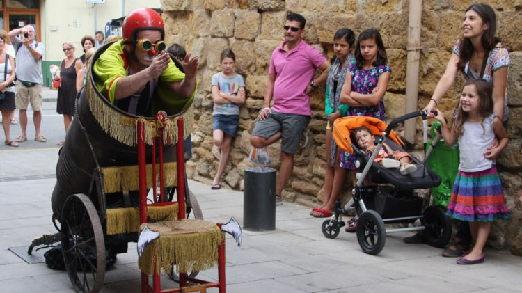 L'home bala ha fet acte de presència al mercat de la Bisbal de l'Empordà © ACN