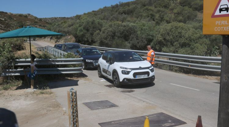 El vigilant aturant els cotxes que intenten accedir més enllà de l'aparcament del Morell per anar al Cap de Creus. ACN