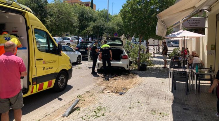 El vehicle després d'estampar-se contra la terrassa del restaurant. viladeroses.cat