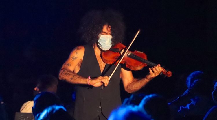 Ara Malikian actuant entre el públic en el Festival de la Porta Ferrada l'any passat. ACN