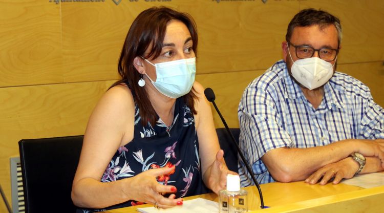 La portaveu socialista a l'Ajuntament de Girona, Sílvia Paneque, i el regidor Joan Antoni Balbín. ACN