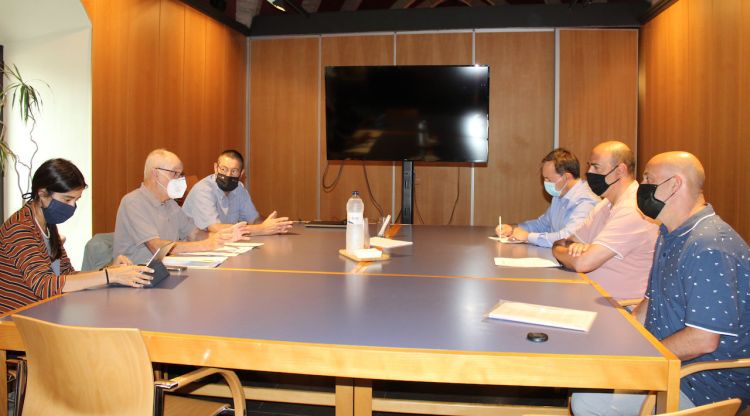 Els representants de la plataforma 'Stop al macroparc eòlic marí de la Costa Brava Nord' en una entrevista amb el Síndic de Greuges