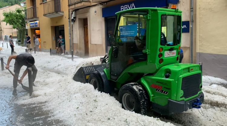 Una màquina retirant la calamarsa acumulada a Ribes de Freser