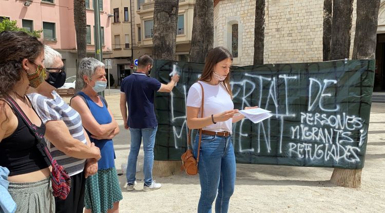 Acció de Girona Acull per reclamar la llibertat de moviment per a persones migrades i refugiades. ACN