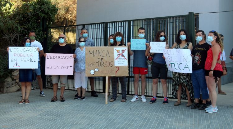 Un moment de la protesta que han fet avui les famílies dels alumnes de l'escola d'educació especial Els Àngels de Palamós. ACN