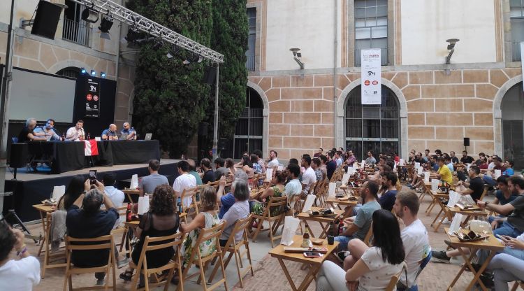L’equip de La Sotana, amb el director artístic del Festimams, Fel Faixedas, el dissabte al pati de la Casa de Cultura de Girona