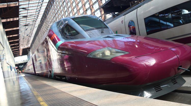 Pla obert de la part davantera d'un tren AVLO, el TAV 'low cost' de Renfe. ACN