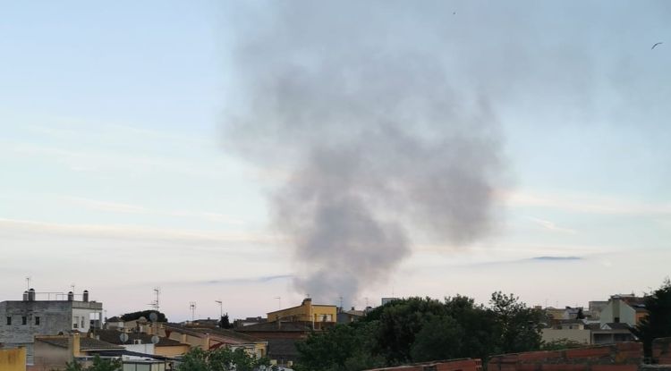 La columna de fum vista des del poble. Mireia Casagran