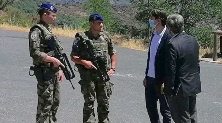 L'eurodiputat d'ERC, Jordi Solé, parlant amb dos soldats al Coll de Banyuls
