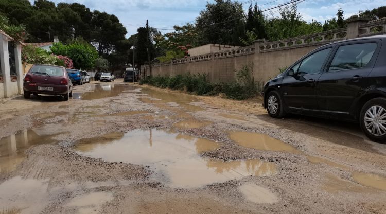 Un carrer sense asfaltar i degradat a la urbanització el Riuet de Sant Martí d'Empúries. ACN