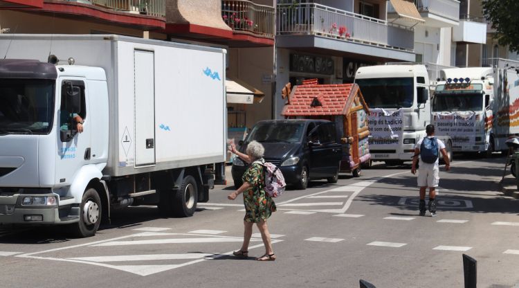 Diversos camions de firaires aturats al passeig marítim per reclamar poder-hi instal·lar les atraccions per la Festa Major. ACN