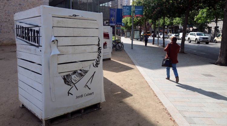 Les escultures dels "tòtems de la Dignitat" malmeses i amb les lones on hi ha els retrats arrencats. ACN