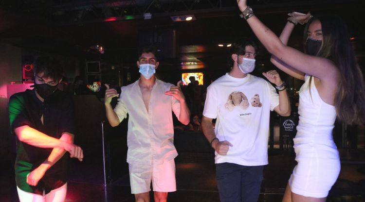 Un grup de joves que balla amb mascareta a la pista de la discoteca Flashback de Salou. ACN