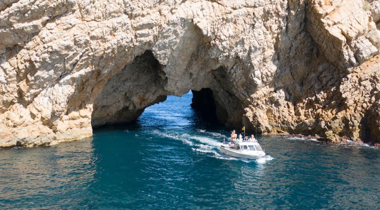 Una embarcació a la zona de la Foradada, al Parc Natural del Montgrí i les Illes Medes