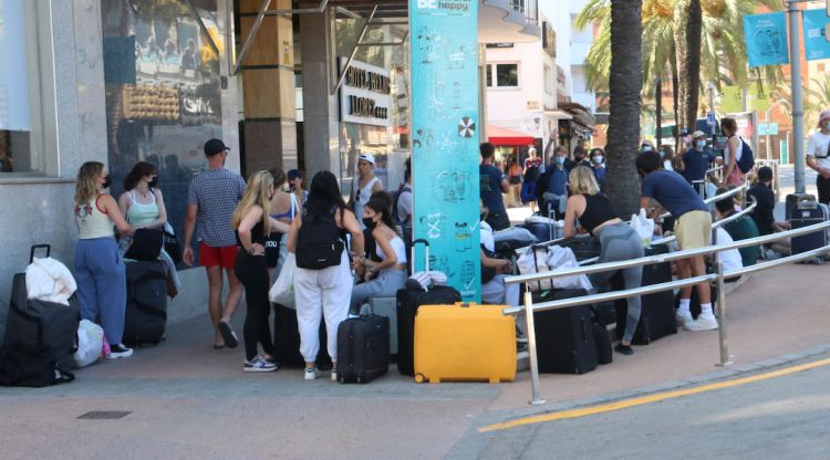 Un grup de joves esperant l'autobús que els ha de tornar a Bèlgica des de Lloret de Mar. ACN