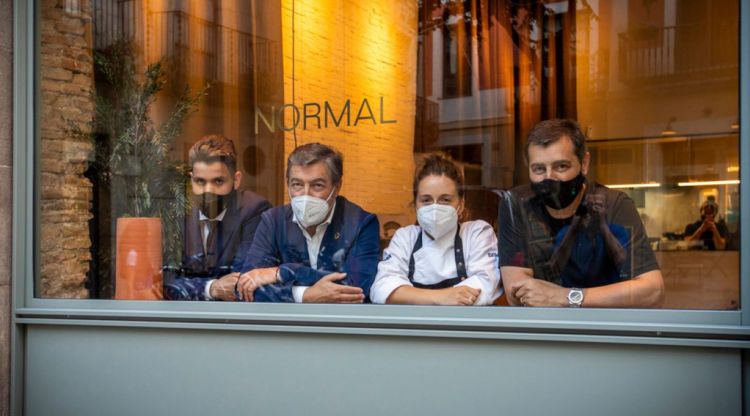 Josep Roca i Jordi Roca amb la cap de cuina i el cap de sala del Normal. ACN