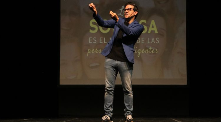 Víctor Parrado en un moment de la seva actuació al Festival Salat de Sant Feliu de Guíxols. ACN