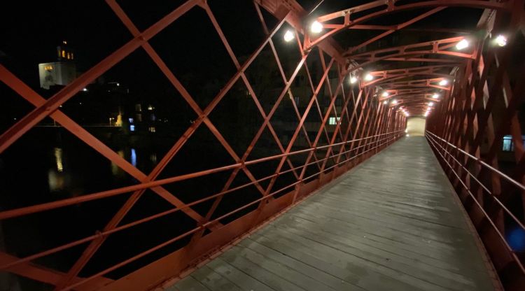 El pont de les Peixateries Velles de Girona durant una nit amb toc de queda. ACN