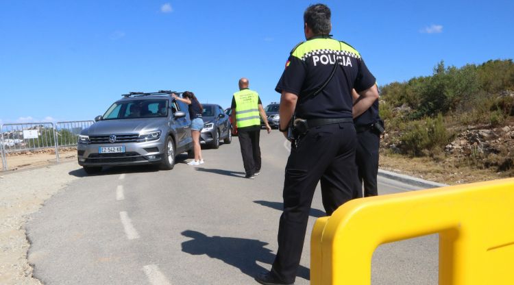 La Policia Local, un vigilant i una informadora indicant als vehicles que no poden entrar si no estan autoritzats. ACN