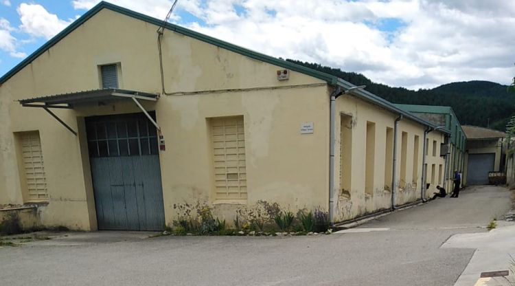 Vista de l'exterior de la nau municipal de Gombrèn. ACN