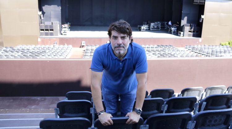 El director del festival de Cap Roig, Juli Guiu, davant l'escenari. ACN