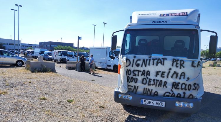 Un moment de la protesta que han fet els marxants del mercat de la roba de Figueres. ACN