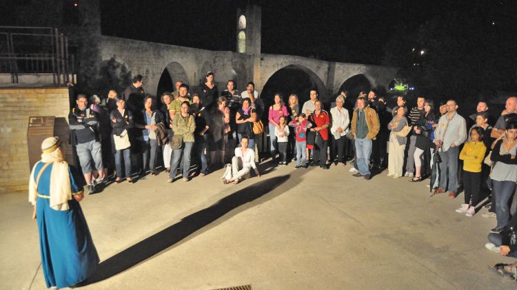 La Sinagoga de Besalú durant les visites nocturnes d'estiu (arxiu)