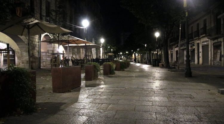 La Rambla de Girona, durant el toc de queda (arxiu). ACN