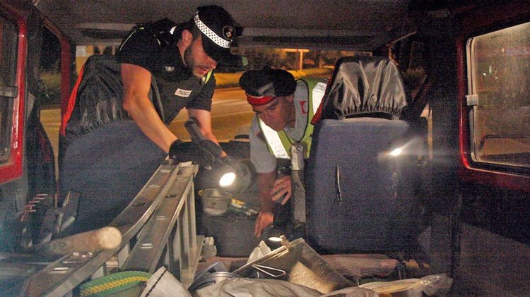Agents trobant droga a l'interior d'un vehicle © ACN