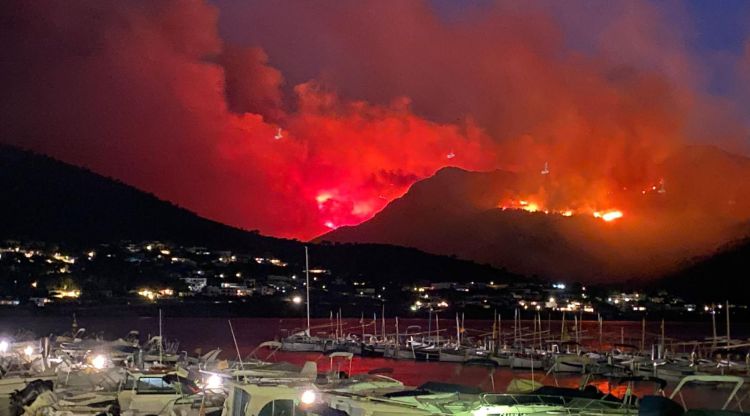 Vista nocturna d'un incendi entre Llançà i Port de la Selva presa des del port marítim del segon municipi. ACN