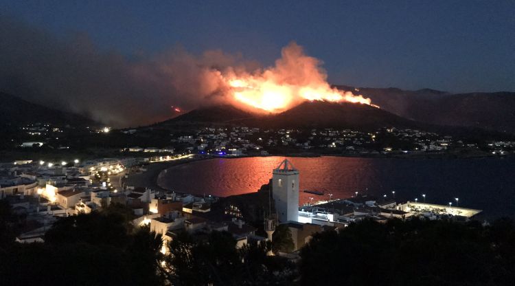 Les flames aquesta matinada, vistes des de Port de la Selva. Genís Pinart