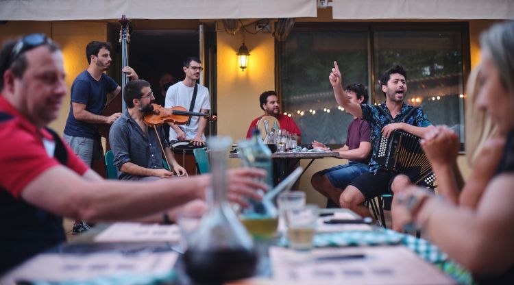 Actuació de Germà Negre en un dels concerts per cantar de la segona edició de l'Hostal Càntut, al restaurant Can Servatà