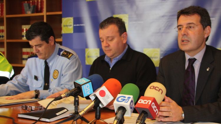 (De dreta a esquerra) L'alcalde de Banyoles, Miquel Noguer; el regidor de Mobilitat, Lluís Costabella, i l'inspector en cap de la Policia Municipal, Gregorio Martínez © ACN