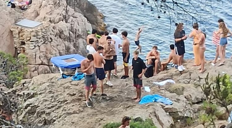 Els joves congregats a Tamariu durant la celebració de la festa il·legal