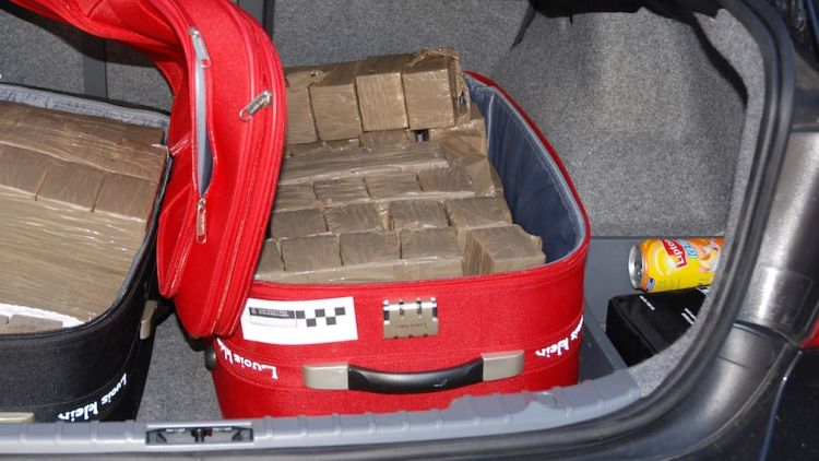 La droga, dins les maletes que on va ser detectada © ACN
