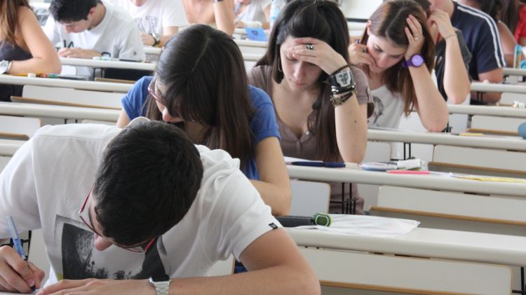 Alumnes fent una de les proves de la selectivitat a la Facultat de Dret de la Universitat de Girona © ACN