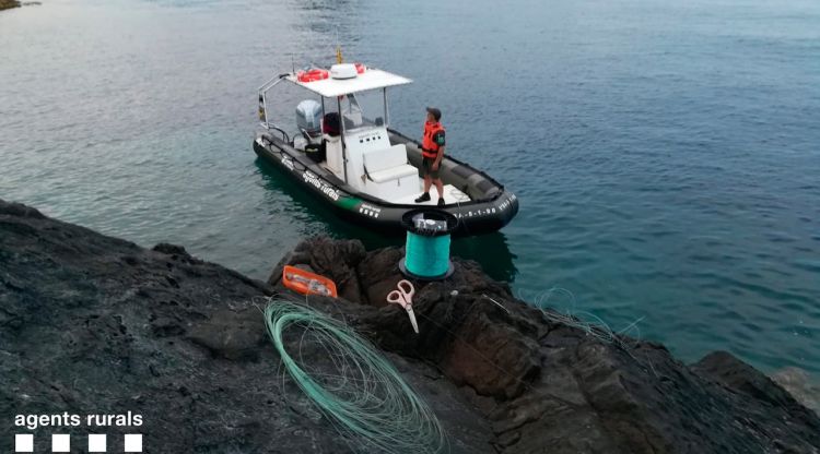 Una embarcació dels Agents Rurals amb el material que tres homes volien fer servir per pescar en el Parc Natural del Cap de Creus