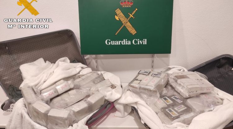 La droga interceptada en les dues maletes