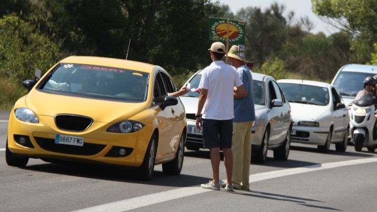 Pagesos i propietaris han tallat un carril de l'N-II a l'alçada de Vilademuls i han repartit fulletons © ACN