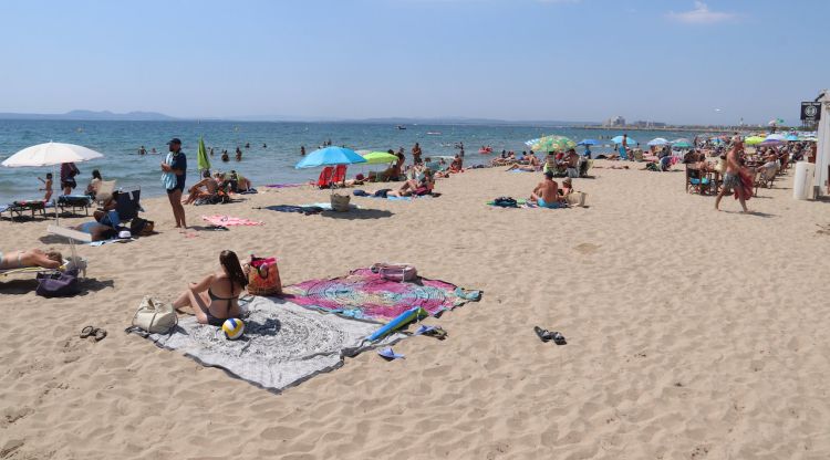 La platja de Roses amb tot de banyistes instal·lats a la sorra, ahir al matí. ACN