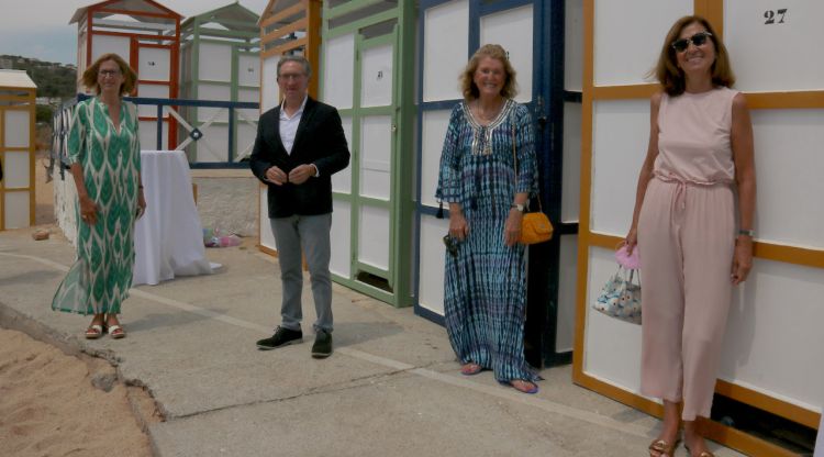 El conseller Giró i les germanes Ensesa dels Banys de S'Agaró. ACN