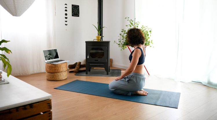 Una usuària de Tramuntana Yoga seguint una classe penjada a la plataforma