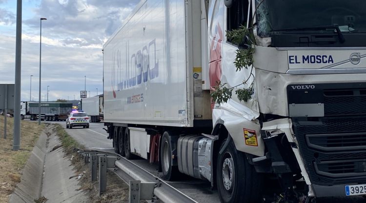 El camió implicat en l'accident a la Jonquera. Anti-Radars Garrotxa