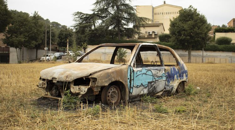 El vehicle totalment calcinat i abandonat al bell mig d'un descampat a Quart. M. Estarriola