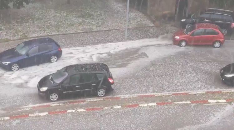 Un moment de la intensa pedregada que ha caigut a Ripoll. Visual Meteo