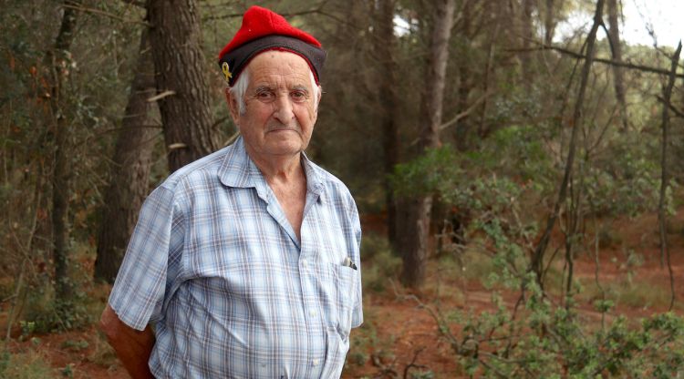 El pastor gironí de 84 anys Eugeni Darnaculleta en una pineda de Verges. ACN