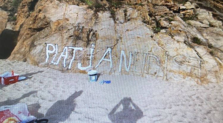 La pintada a la platja de l'Illa Roja de Begur en el moment de la intervenció de la Policia Local