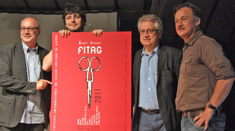 Responsables del Fitag amb el cartell de l'onzena edició que evidencia la tisorada que ha patit el festival © ACN
